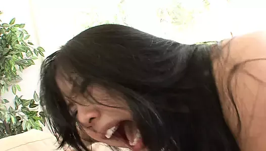 Sexy jong Aziatisch meisje kan niet genoeg grote zwarte lul in haar mond en kut krijgen