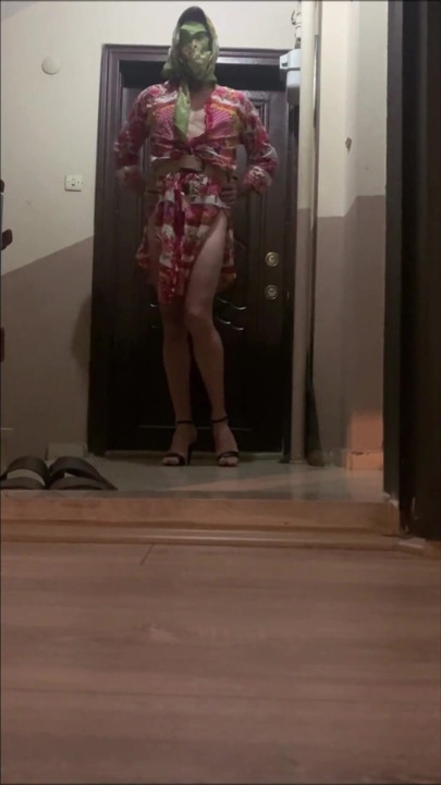 I greeted the pizza boy without a bra | Clip 1