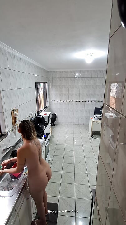 Pokojówka zdejmuje ubrania i przyjmuje twarz za dodatkowe.