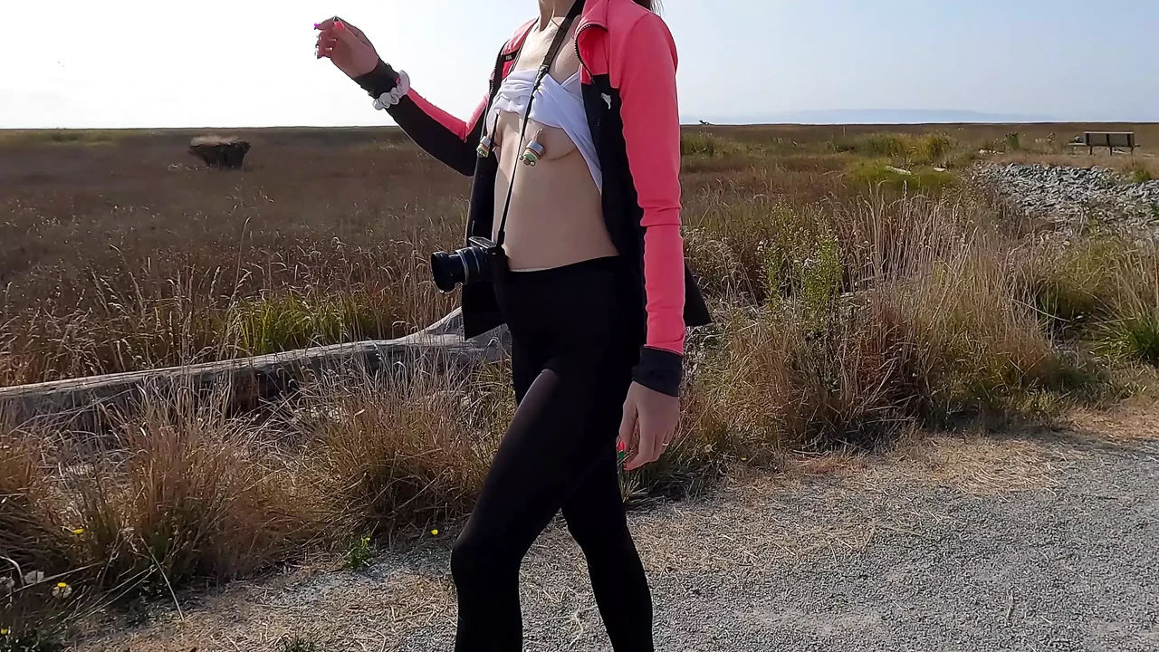 Longpussy，又一次带着巨大的屁股塞和尿布在公园散步。