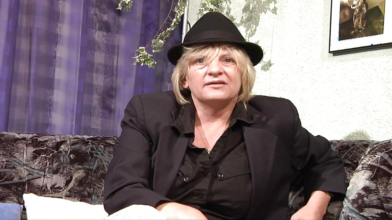 ジャーマンクーガーが大きなディルドを詰め込む