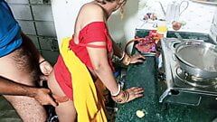 インド人インド人ティーンメイド女の子がキッチンでハードセックス-消防カップルセックスビデオ