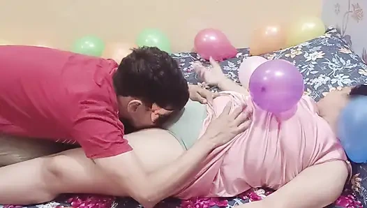 Моя подруга-студентка дала мне горячий сюрприз на день рождения на ночь - страстный секс с Rose лепестки и воздушные шары, настоящее домашнее видео