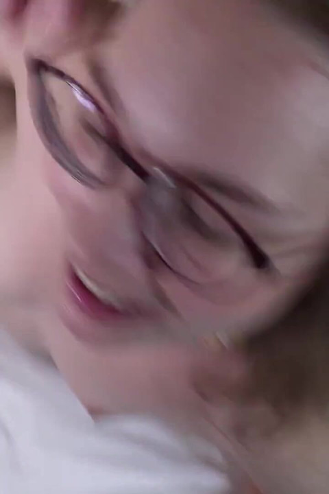 Babysitter Claire krijgt tienerkutje gevuld