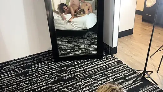 Orta yaşlı seksi kadınlar erkek arkadaşını üçlü grup seksle uyandırıyor