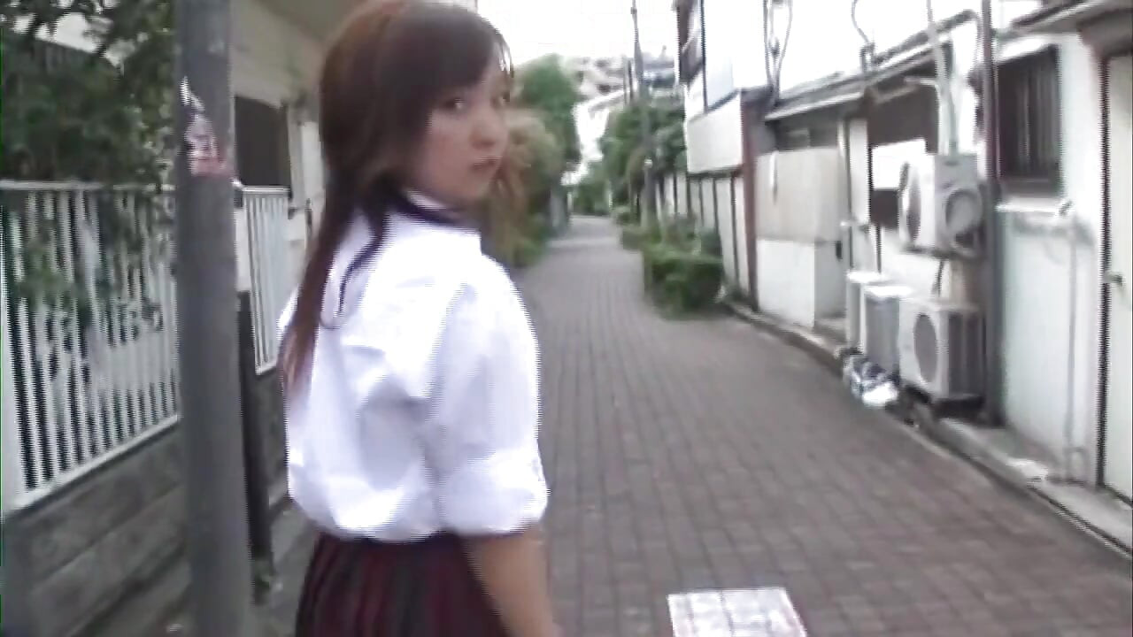 Brunetka babe daje wahanie Tsundere Ręczna robota na kanapie