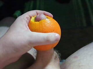 Fazendo suco de laranja com meu pau