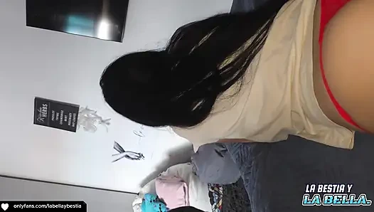 Он трахает мою богатую киску с его большим членом кончает на моем лице в домашнем видео