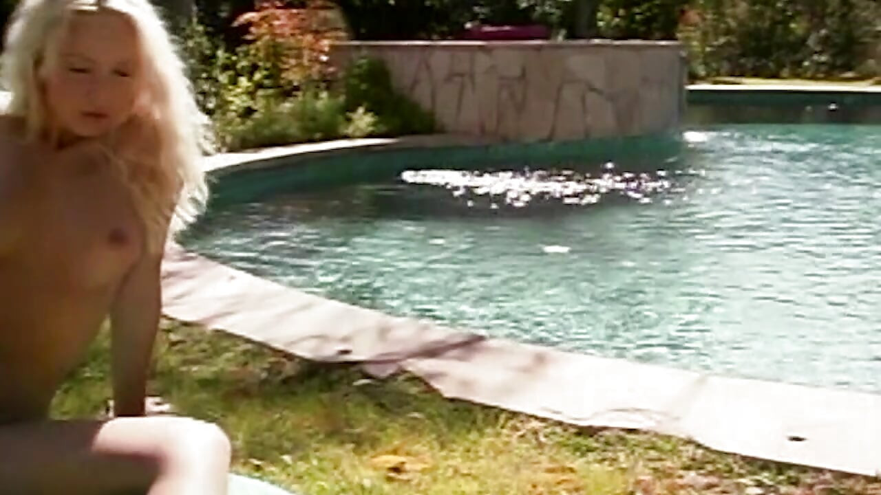 Blonde Schönheit masturbiert am Pool