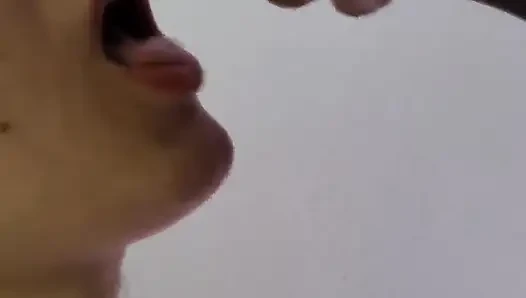 Я кладу весь его член в рот и заставить все молоко выйти, чтобы проглотить!