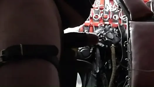 Mainin butt plug dan electro nipple di crotch rocket