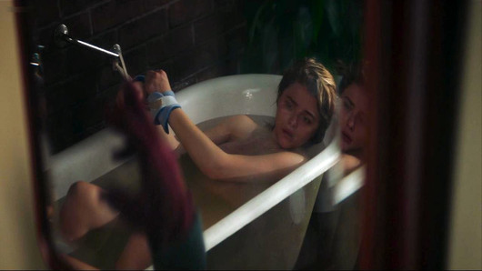 Chloe Grace Moretz, calda e nuda, coperta in bagno