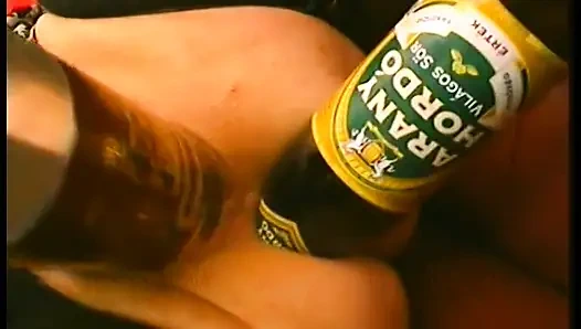 Giyinik tombul olgun sürtük şişe ve muzla deliklerini sikiyor