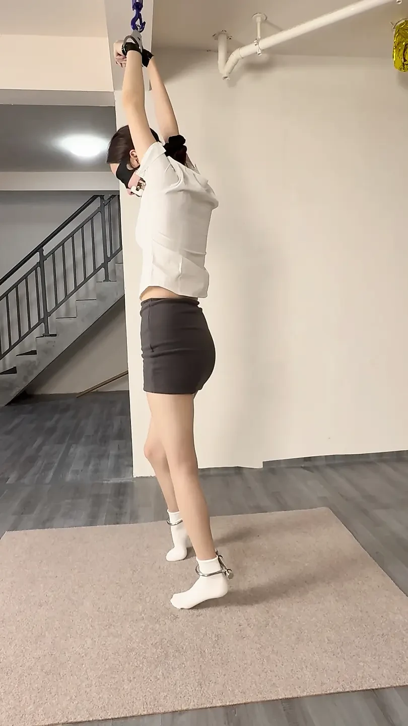 An Office Lady, After Work, Secretly Asks Her Host for a Job Appointment Behind Her Boyfriend's Back