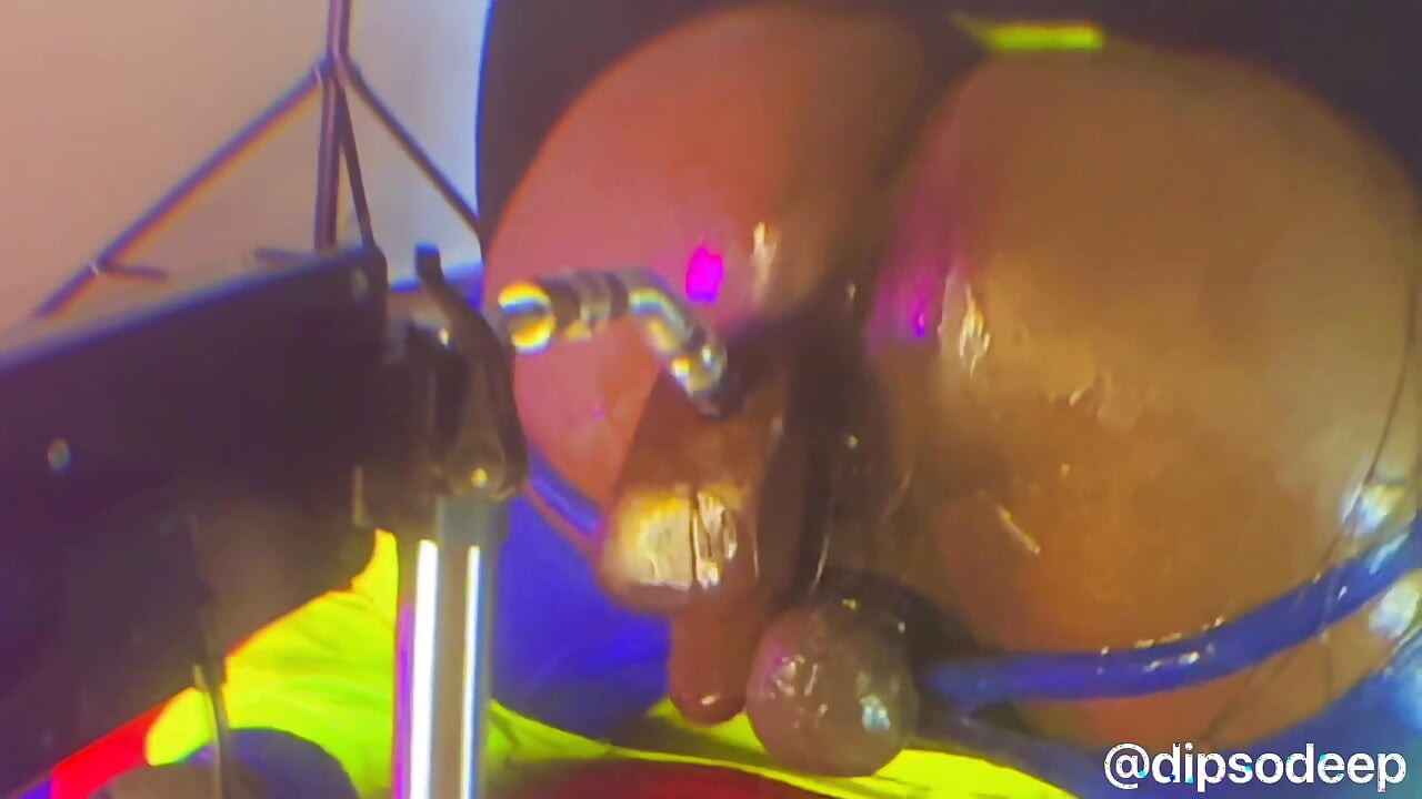 泡泡屁股在性爱机器上用假阳具按摩小穴