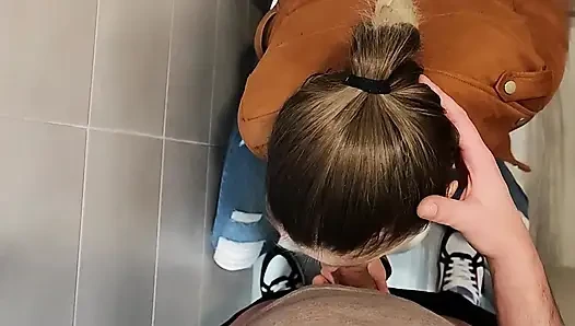 Blowjob Berisiko Di Kamar Mandi Perguruan Tinggi Dengan Profesor Saya!