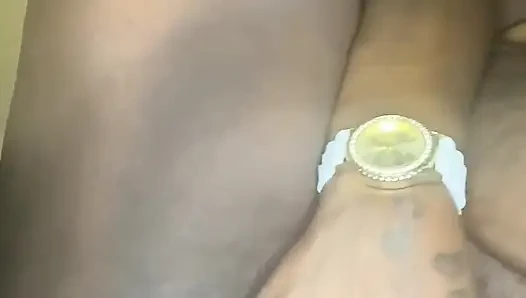 Aku lagi asik ngusap memek pinkku sampai muncrat - close up