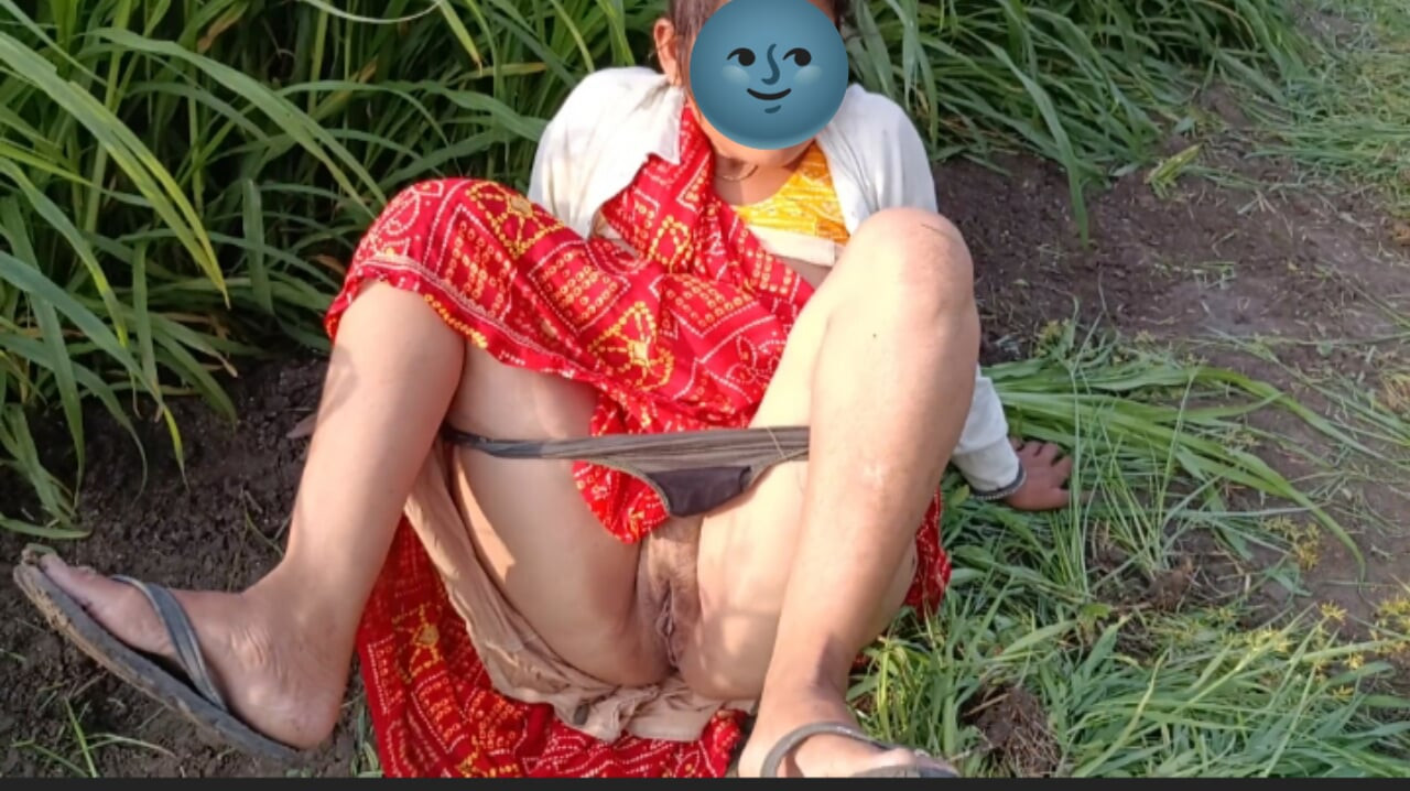 พี่สะใภ้ของฉันกําลังทรมานในทุ่งข้าวฟ่างด้วยการเปลื้องเสื้อผ้าของเธอและเอานิ้วเข้าไปในหีของเธอ
