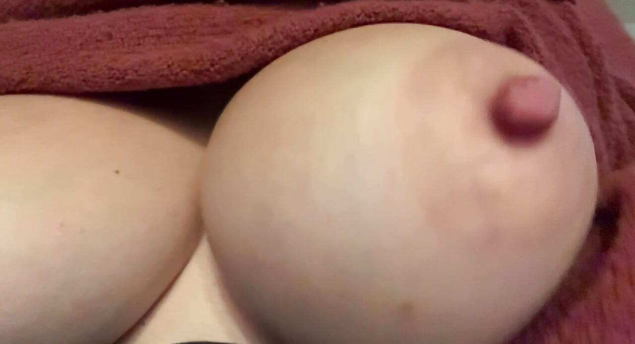 義大利大奶熟女艾蒿愛展示她多汁的奶子和馬金