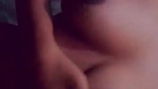 Seksi hintli kız arkadaş göğüslerini gösteriyor