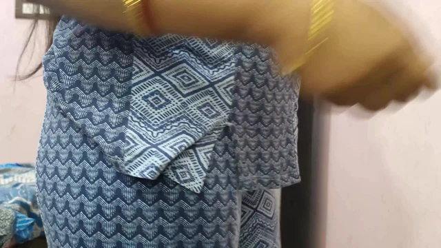 Pinki Bhabhi Seduces TV Mechanic For Sex because she unable to Pay Service