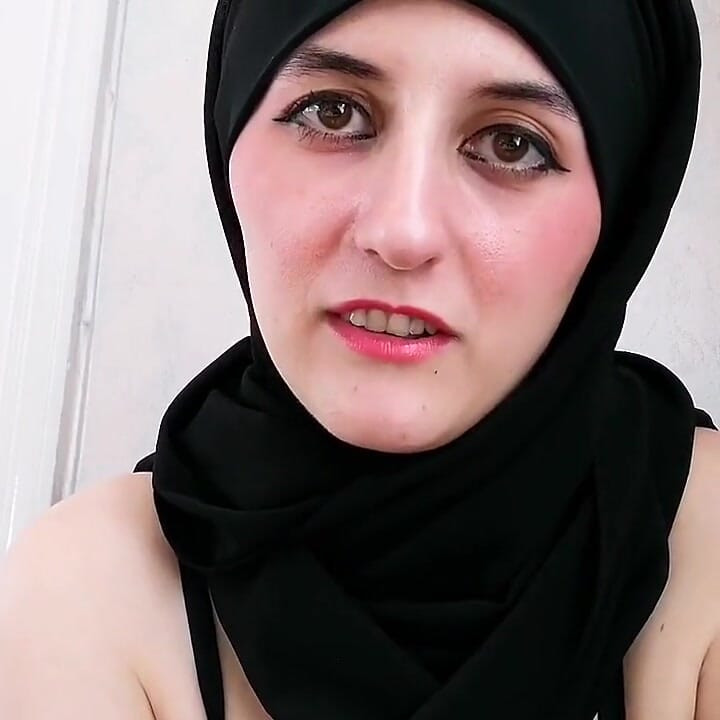 Domme w hidżabie dokucza ci