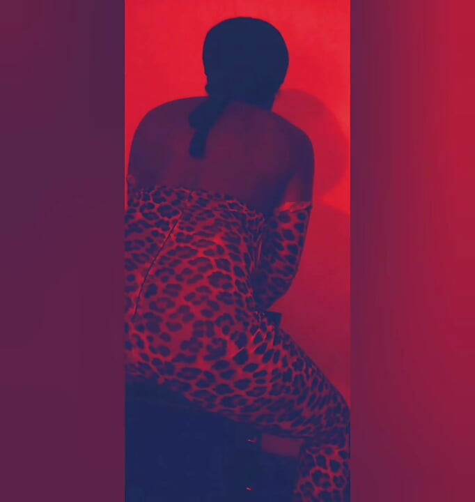 Crossdresser ebony dengan sahabat