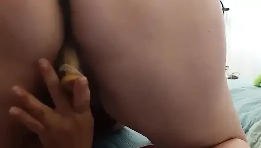 Fina si ibu-ibu sange ini lagi asik masukin memeknya ke dapur