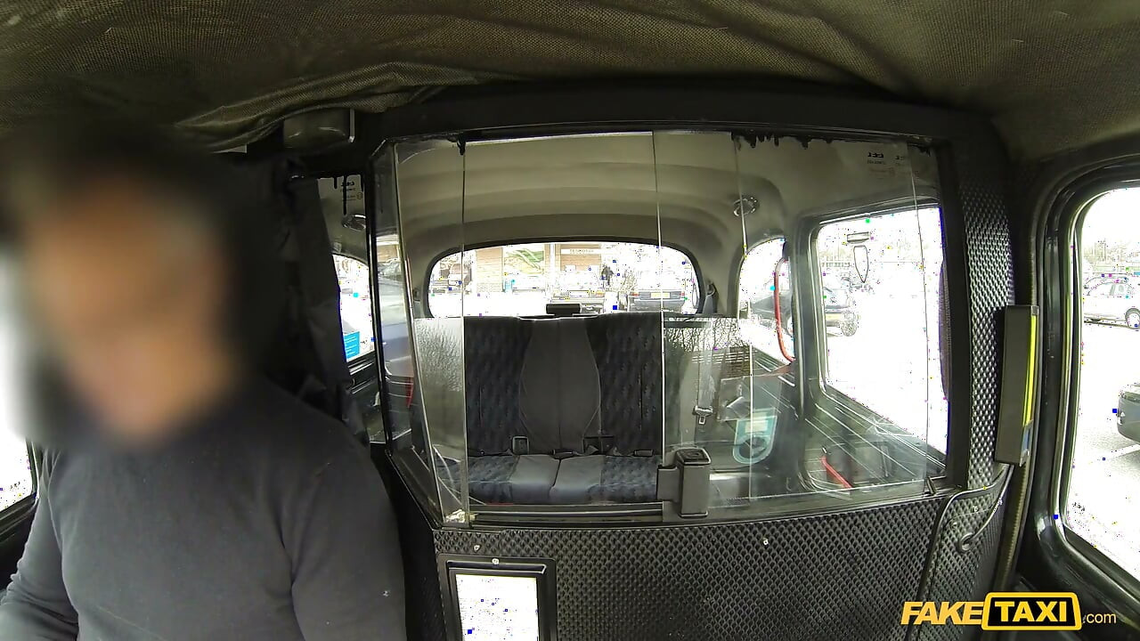 Taxi fals - obraznica Tiffany Naylor prinsă ascunzându-se într-un taxi, are parte de o labă și futai adânc în pizdă afară