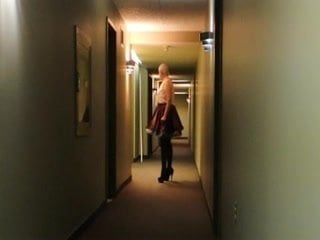 Sissy ray w hotelowym korytarzu w fioletowym mundurze pokojówki