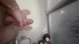 Kerel masturbeert en komt klaar onder de douche