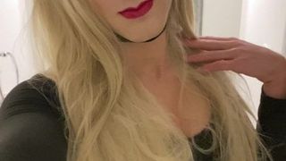 Prachtige blonde transgendervrouw