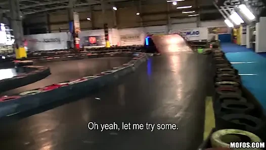 Öffentliche Pickups - sexy brünette Tschechin Sandy Ambrosia strippt und wird von Steve auf der Go-kart-Strecke mit einem Creampie-Finish gefickt