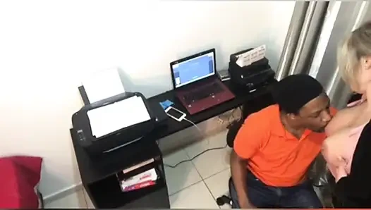 Clarkes Boutaine ve Ines Ventura ofiste