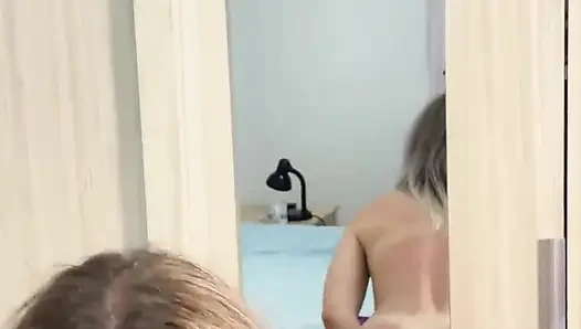 Ngentot memek dan pantat pakai dildo di dekatnya