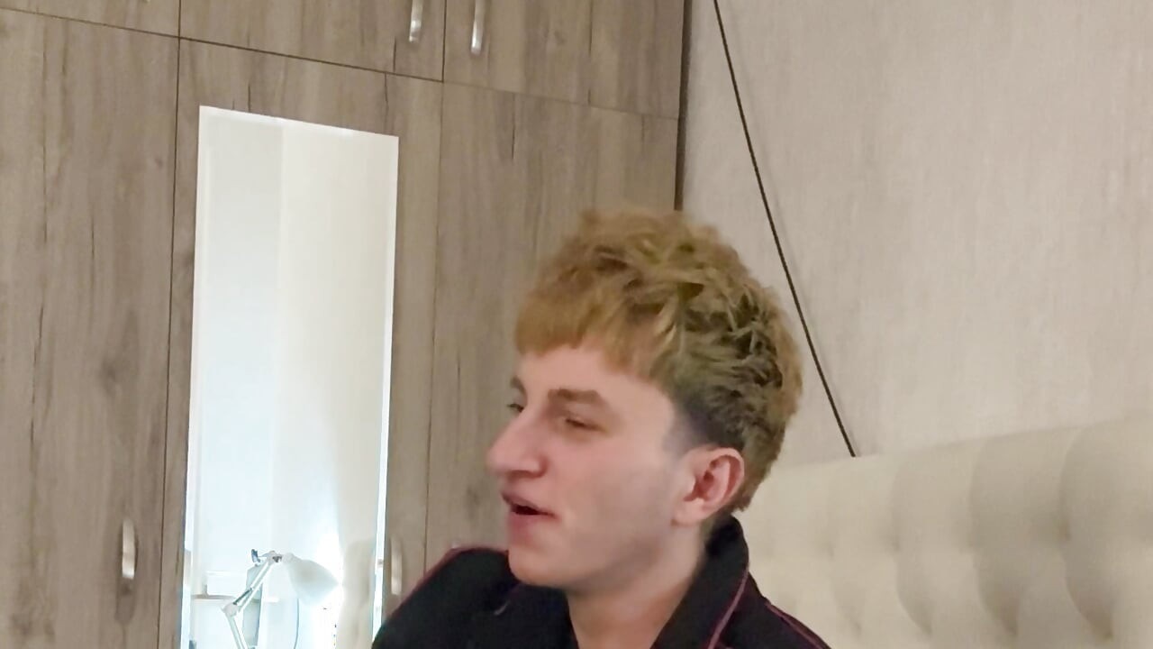 Парень Пробует Большой Член Своего Сводного Брата И Глотает Его Сперму