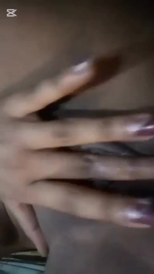 Mi apretado coño me acaricia en mi habitación | Clip 1