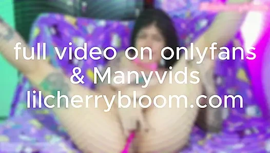 Игра с киской, контролируемой готессой и оргазмом