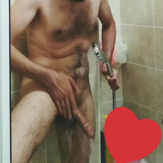 Masturbándose en el baño