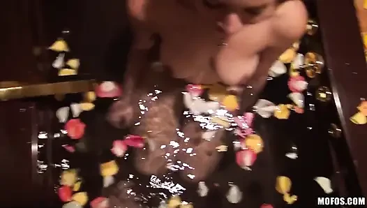 I Know That Girl - Fuck Me in the Bath, It's Romantic!