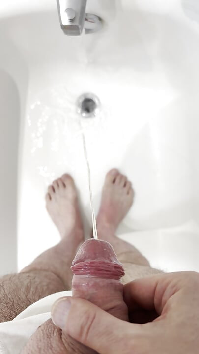 Pissing in Bathtub, Pissing on Feet. Solo Male Pee Watersports. Foreskin. Uncut Pee.