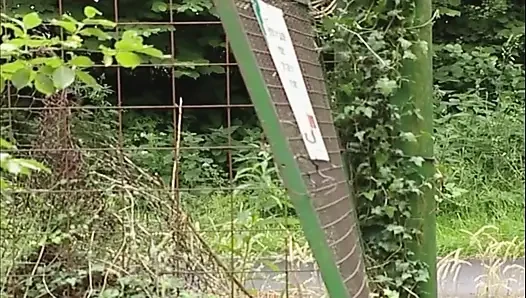 Wilde BDSM-sklavin Leckt Schüssel in Leder Und Netzstrümpfen