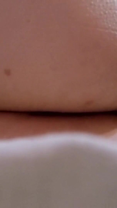 Moment epic de la "Îmi place să mă masturbez cu picioarele încrucișate, îmi strâng tare șoldurile până la ORGASM! Pulsații și prim-plan cu anus"