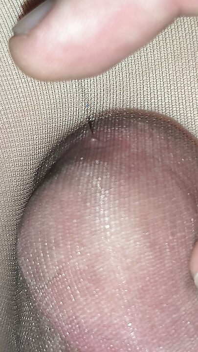 我的娘娘腔特写在别人咖啡连裤袜里。尿在尼龙袜上