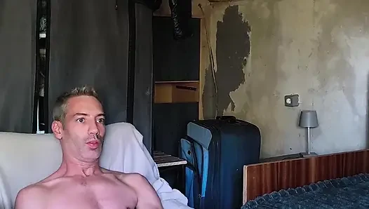Kıllı yarağımı sıvazlıyorum. Qick uyumadan önce mastürbasyon