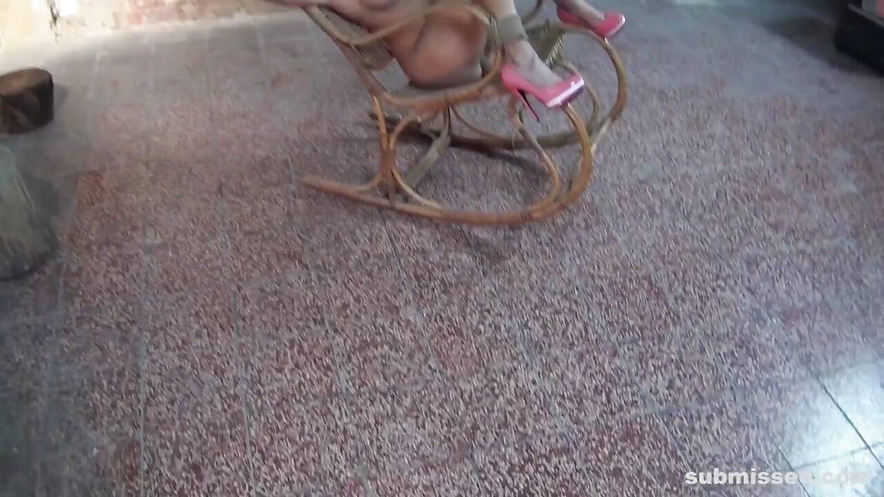 Billie chair-gefesselt, mundgefickt, mit klebeband geknebelt