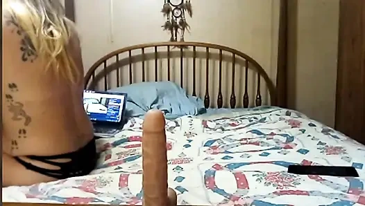 Обнаженная женушка обожает внимание