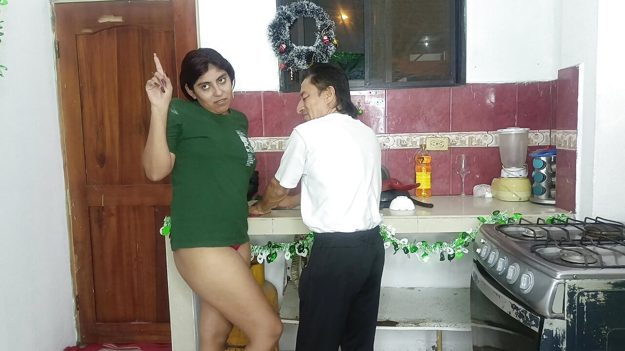 Il patrigno scopa la figliastra in cucina