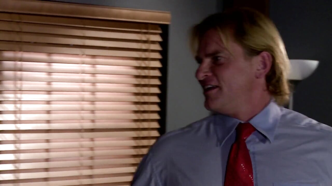 Женщина-кошка помогает Джокеру сбежать из тюрьмы и позволяет ему ебать ее