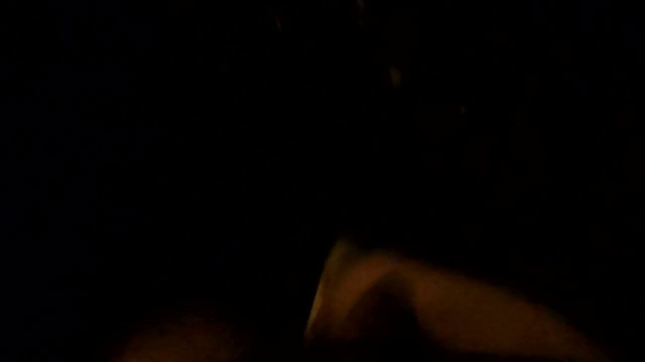 Hubad sa kalsada sa harap ng traffic sa gabi